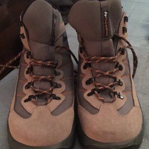 Hiking boots slip resistant soul